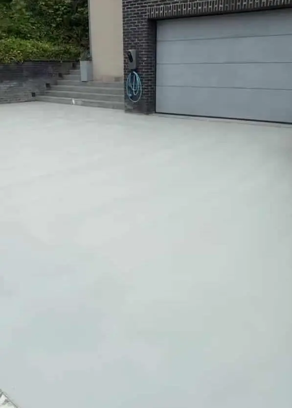 Lichte betonnen oprit bij een woning