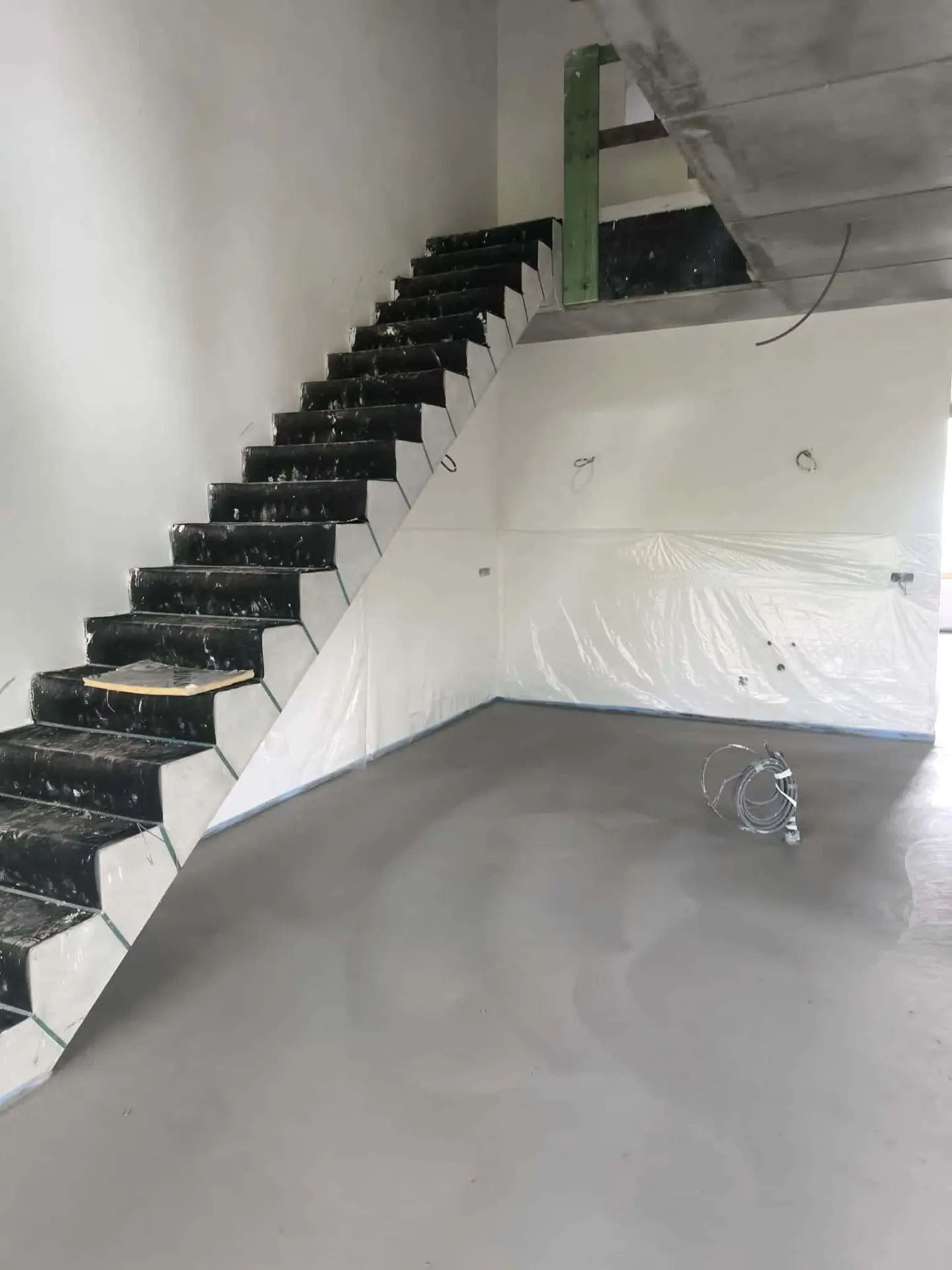 Betonvloer rond de trap in de woning in Leopoldsburg