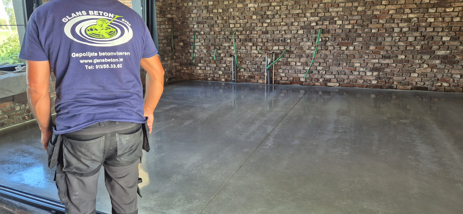 Glansbeton aan het werk bij de vloerimpregnatie in Glabbeek