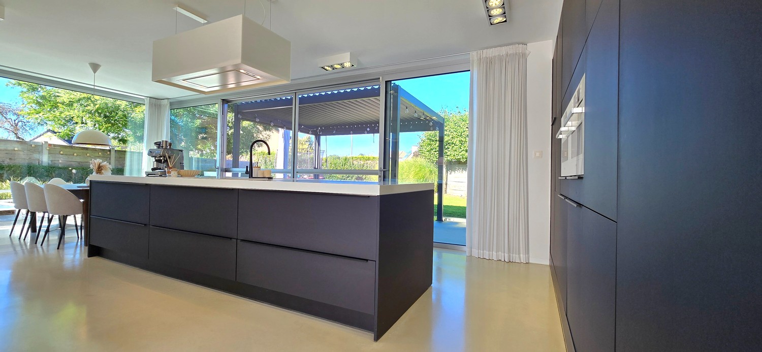Keuken met kookeiland — woning in Lummen