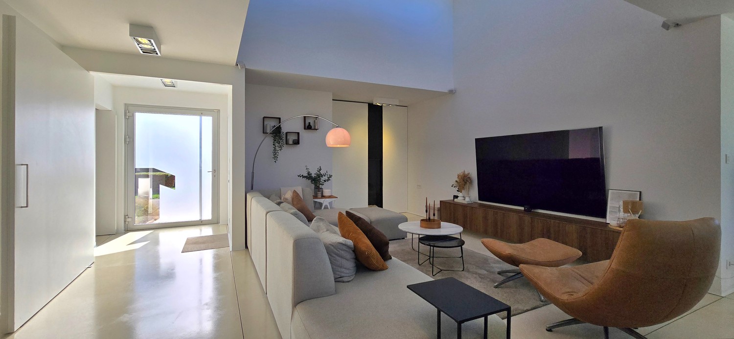 Woonkamer met betonvloer — woning in Lummen