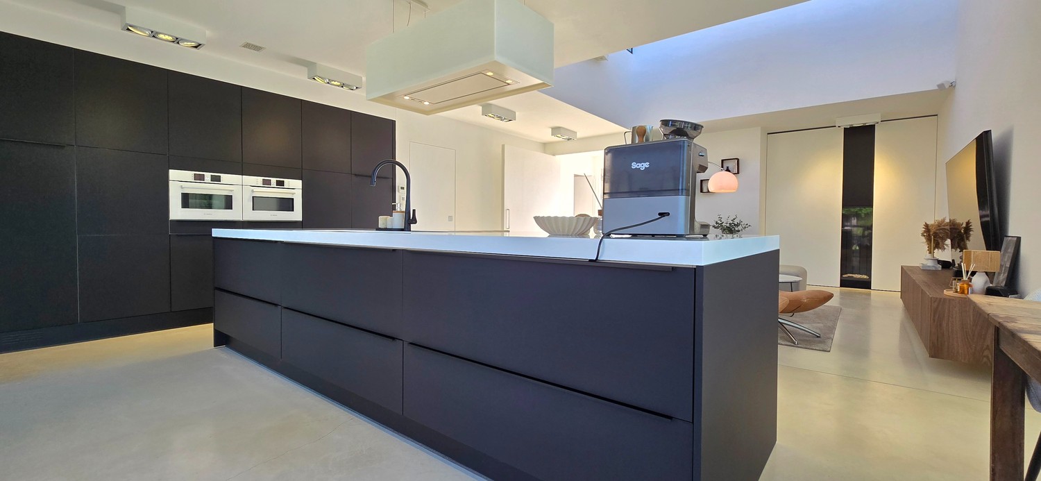 Kookeiland en betonvloer — woning in Lummen