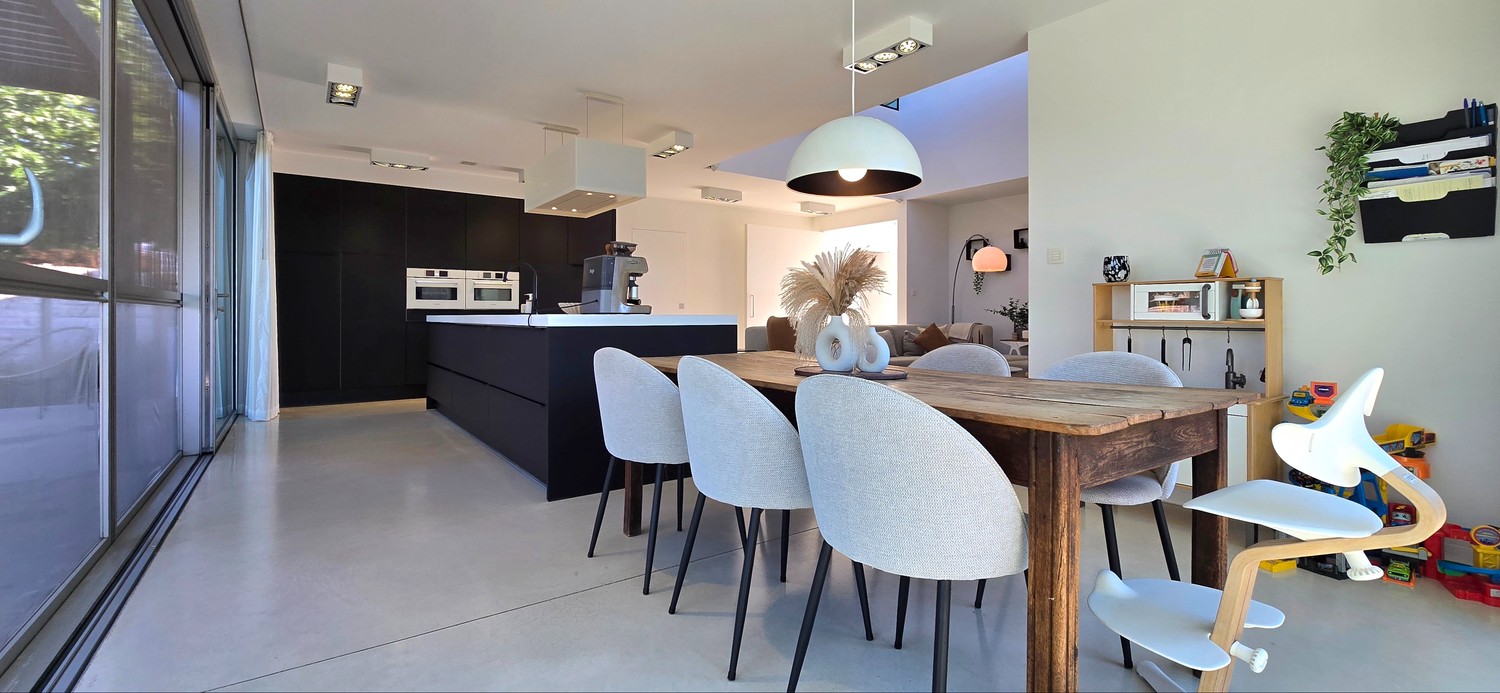 Eetkamer met betonvloer — woning in Lummen