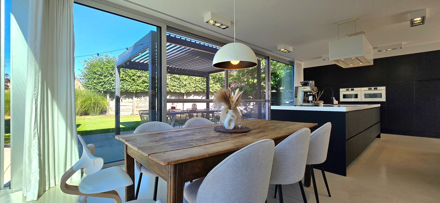 Eetkamer aan tuin — woning in Lummen