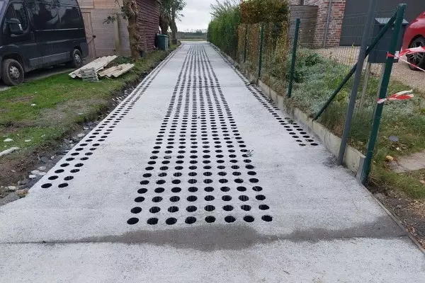 Langgerekte betonverharding met openingen