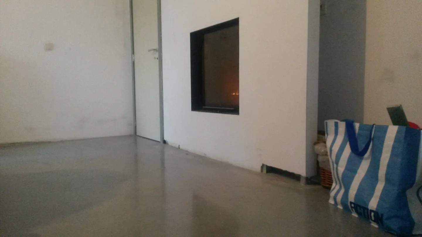 Donkere betonvloer in een woning in Zeebrugge