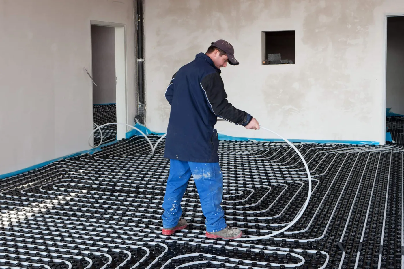 Verwarmingsleidingen vóór de vloerafwerking.
