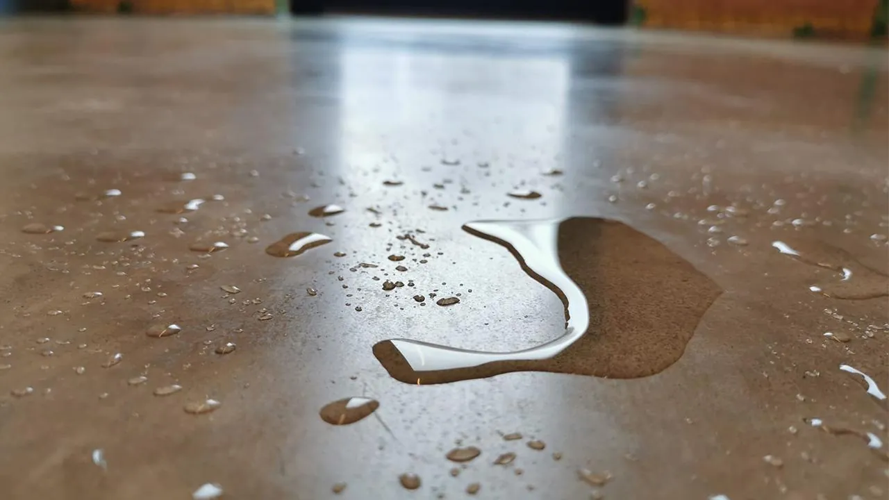 Water op een behandelde betonvloer