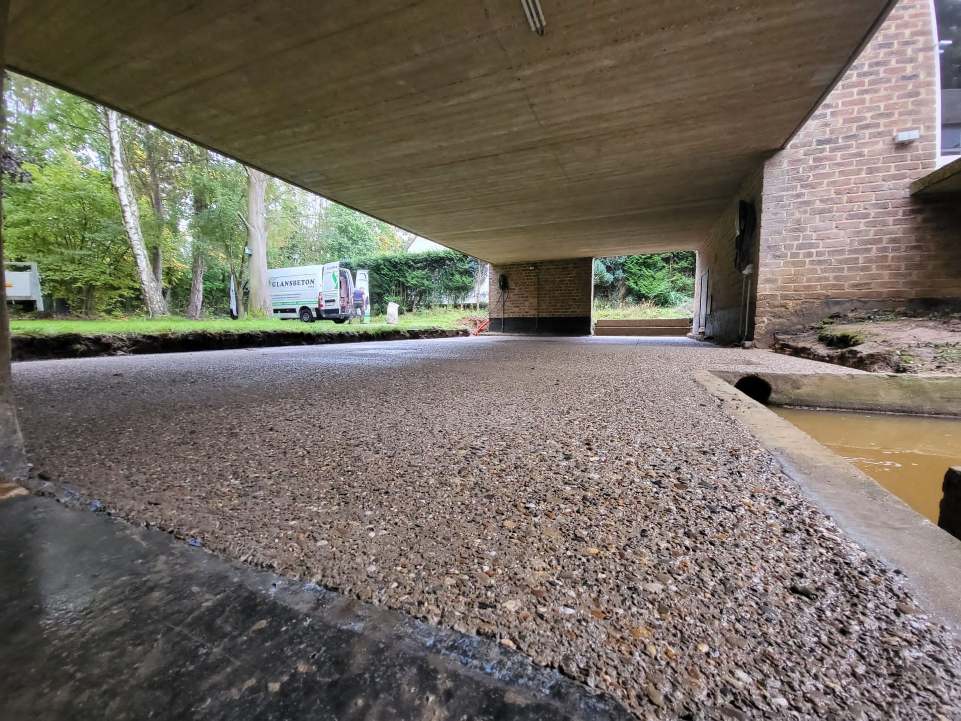 Nieuw uitgewassen betonnen terras onder woning Leclercq-Vandamme in Leuven, uitgevoerd door Glansbeton