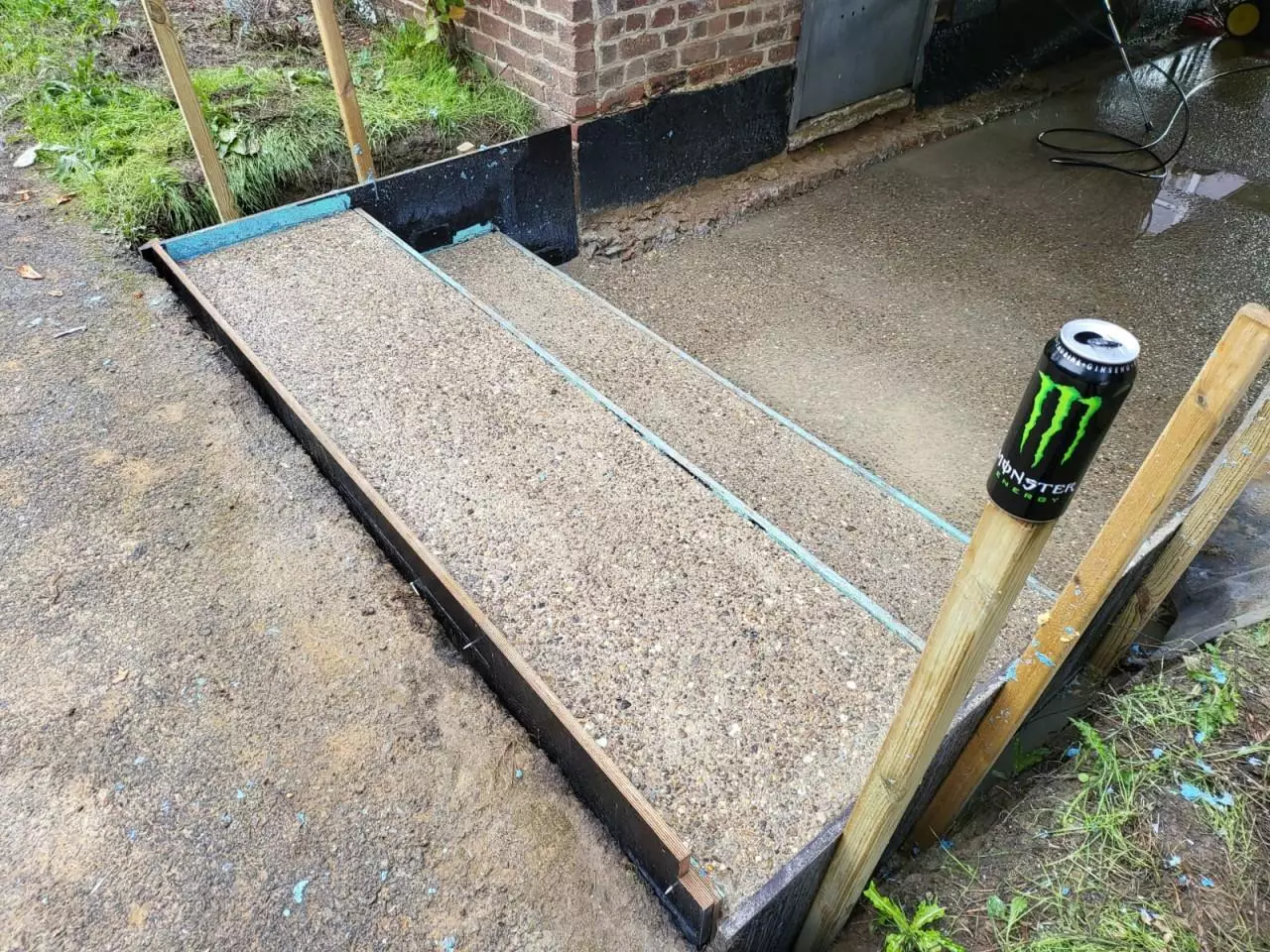 Traptreden in uitgewassen beton tijdens de uitvoering met bekisting