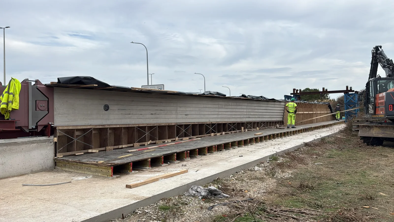 Werfoverzicht van de bekisting voor de brugpyloon van de tuibrug E40
