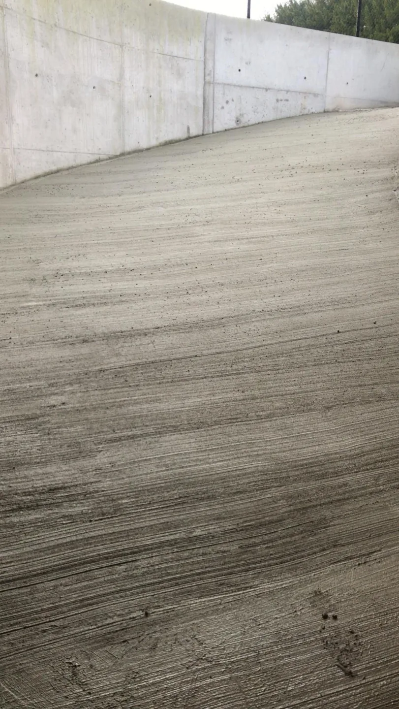 Detail van de borstelstructuur op een betonhelling in Berlare