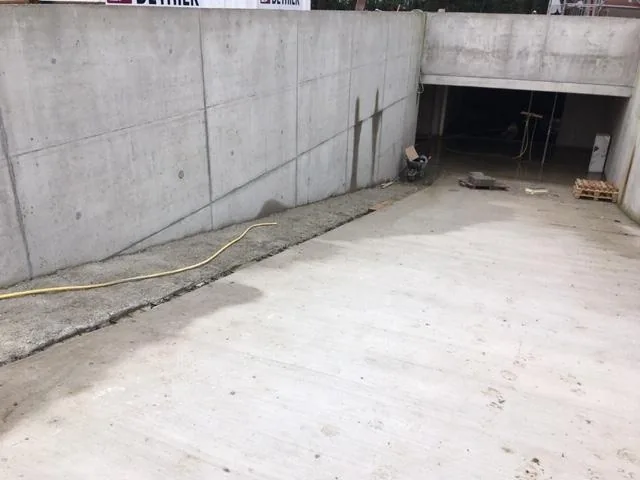 Betonnen inrit in Hasselt met geborstelde afwerking