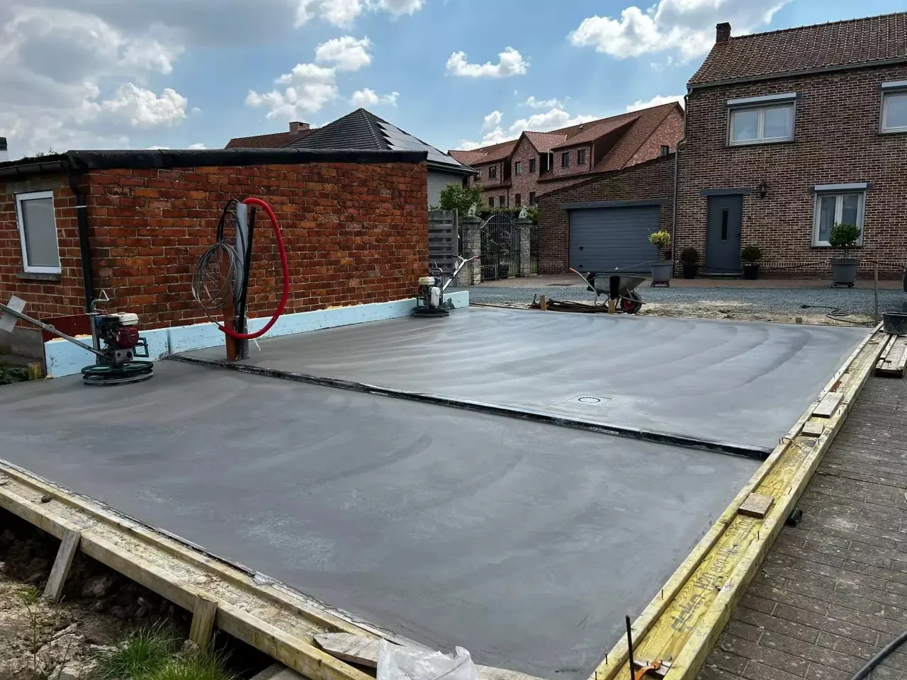 Verse betonvloer voor een dubbele garage tijdens de uitvoering