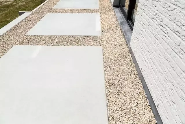 Grote betonnen stapstenen