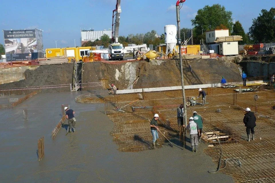 Uitvoering van een betonvloer op de werf Zuidzicht in Hasselt