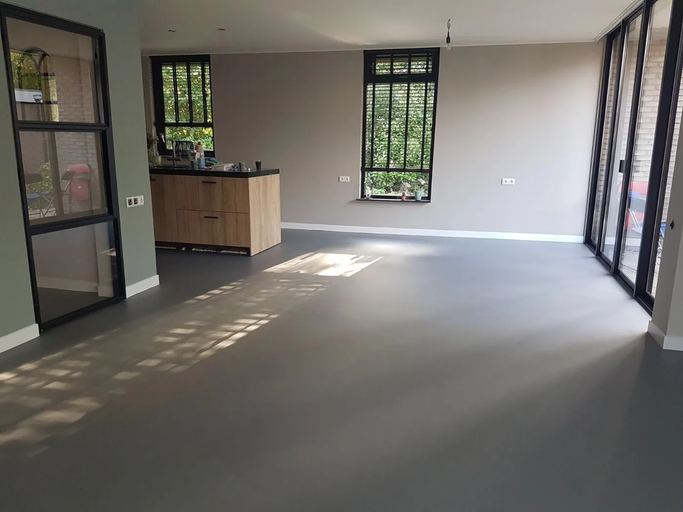 Vloer in een keuken als beeld bij de keuze tussen betonlook en gepolierd beton
