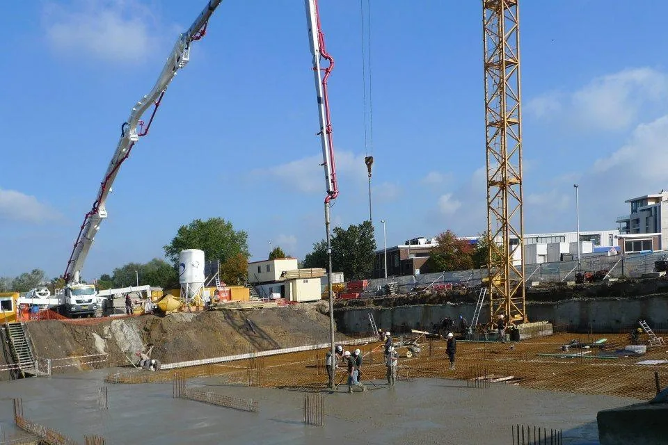 Betonpompen bij de bouwput van Zuidzicht in Hasselt