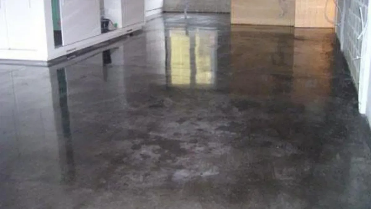 Donkere betonvloer tijdens de nabehandeling in een loft
