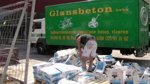 Glansbeton op de werf met zakken instrooimateriaal voor de winkelvloer in Borsbeek