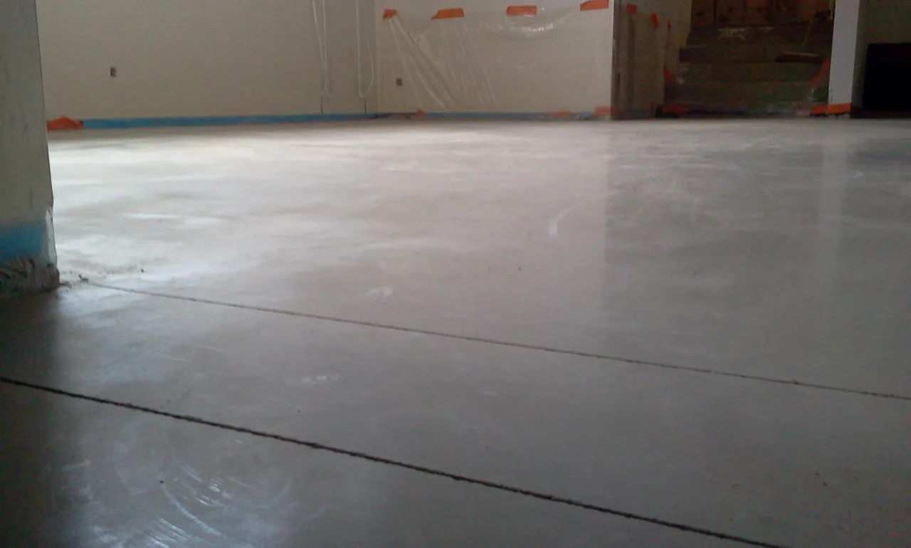 Witte betonvloer in een woning: van afwerking tot nabehandeling