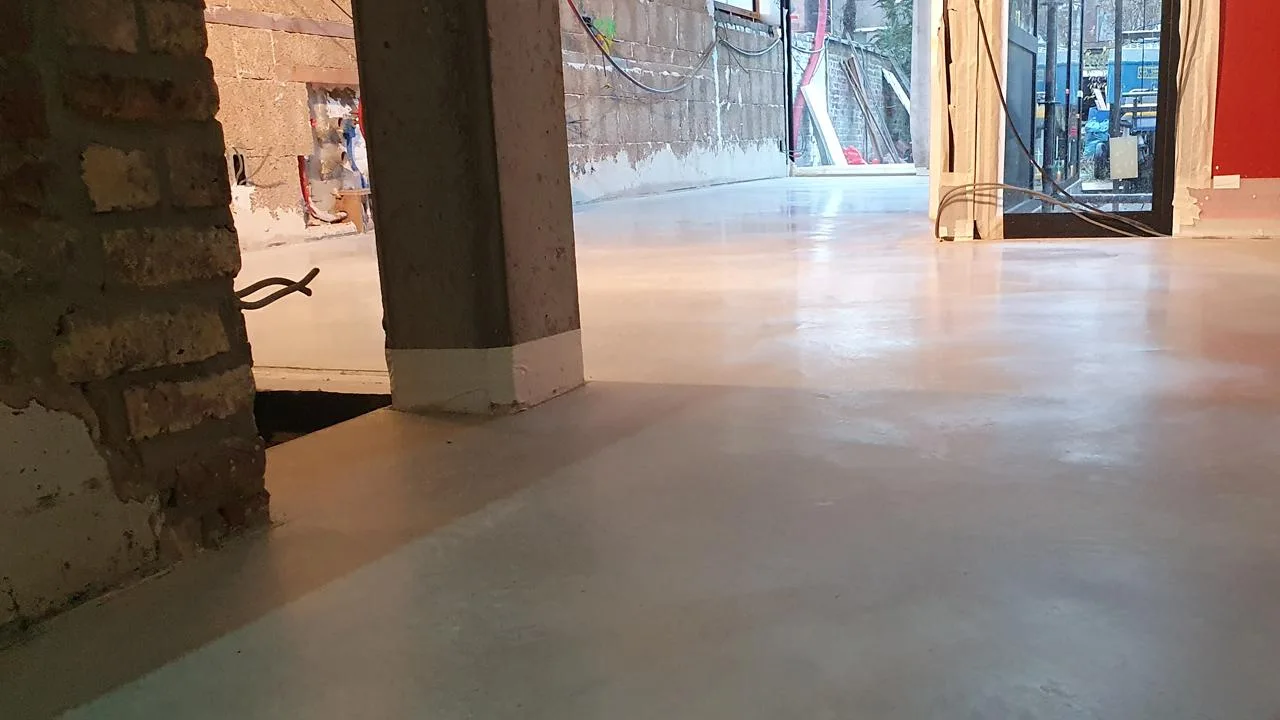 Witte beton in de massa: van storten tot gepolierde woningvloer