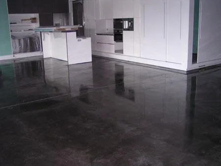 Donkere betonvloer bij de keuken tijdens de behandeling