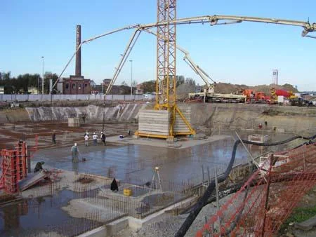 Twee betonpompen boven de vloerplaat van De Kaai in Hasselt