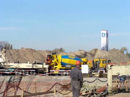 Betonaanvoer op de werf van De Kaai aan de Blauwe Boulevard