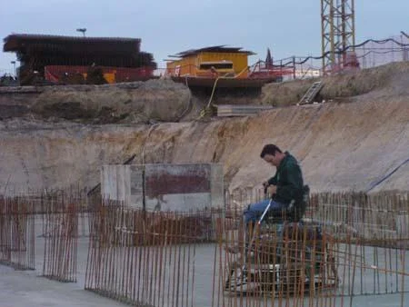 Medewerker poliert de betonvloer bij De Kaai in Hasselt