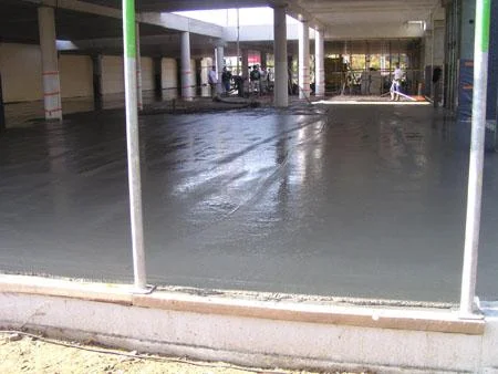 Verse betonvloer tussen de kolommen in sportcomplex Maaseik