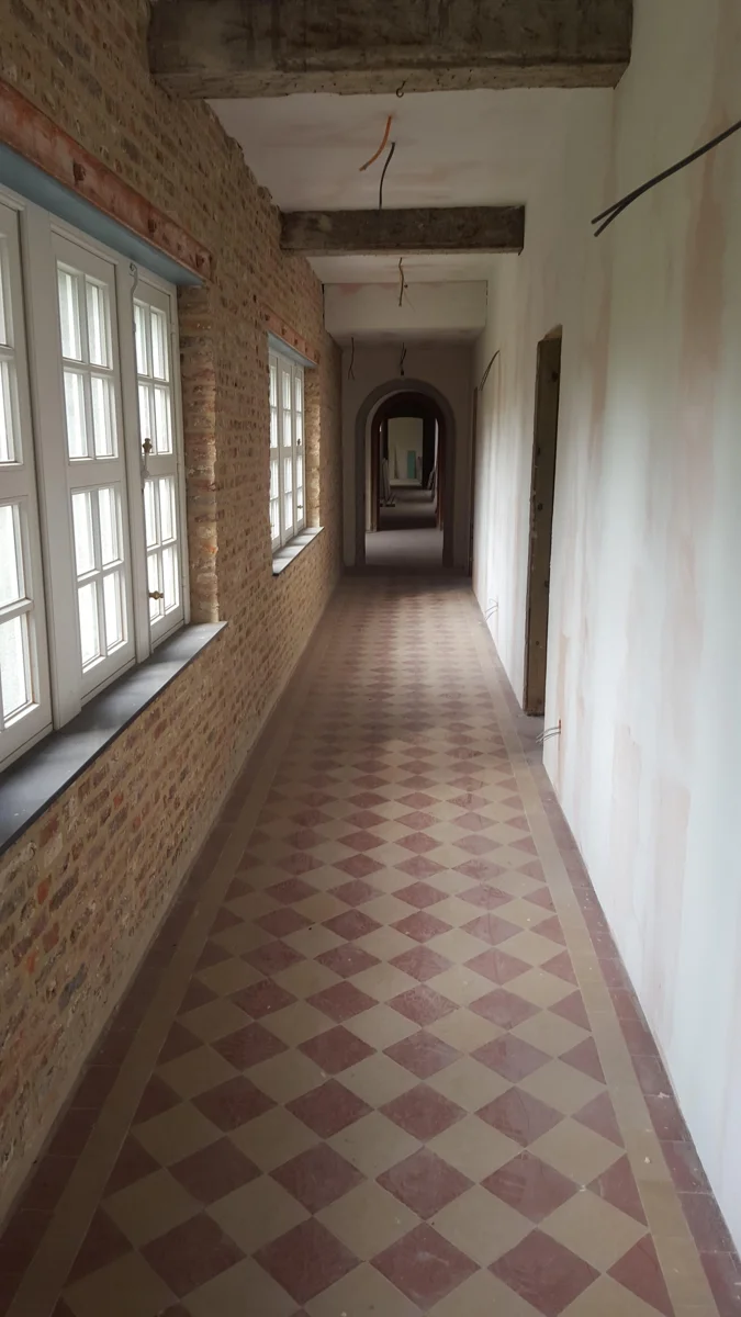 Bestaande tegelvloer in een gang van Kasteeldomein Gasterbos