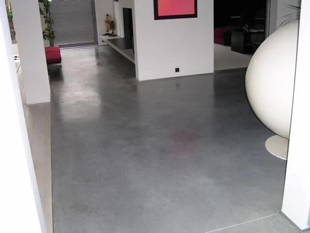 Gepolierde betonvloer in de open leefruimte van de villa in Wilrijk
