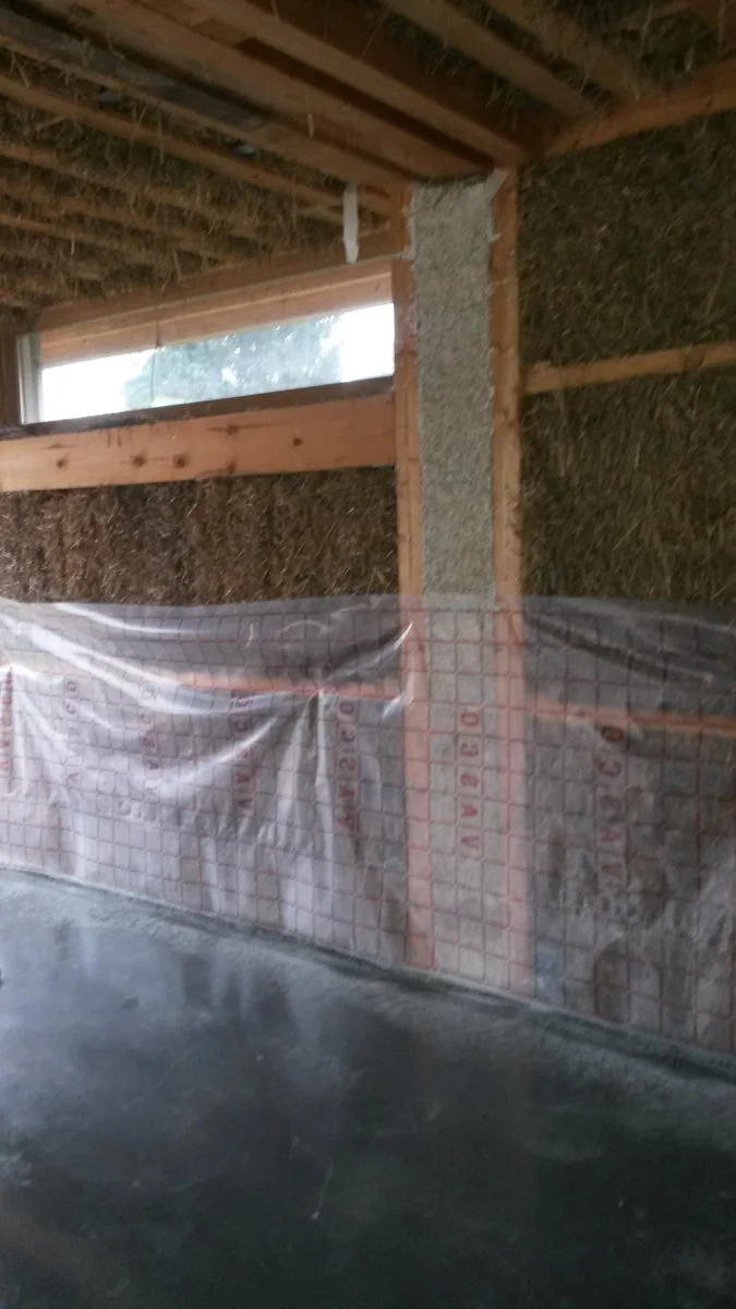Afgeschermde strowanden naast de verse betonvloer