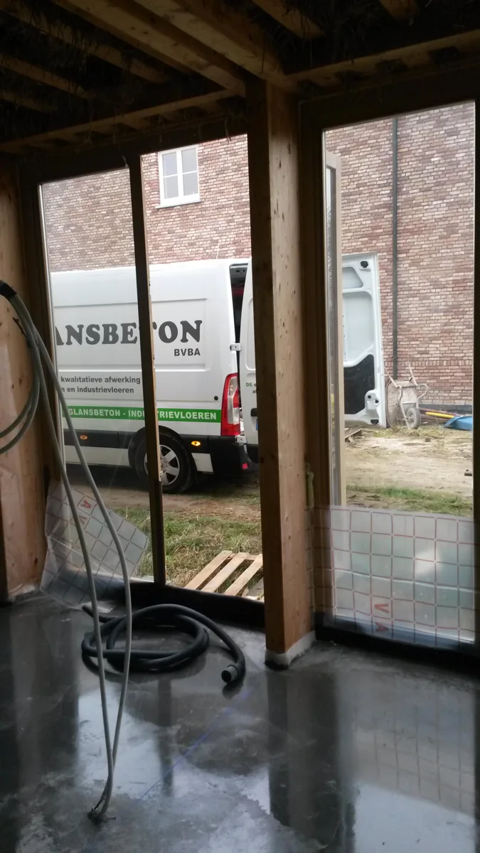 Betonvloer ter hoogte van de ramen in de strowoning