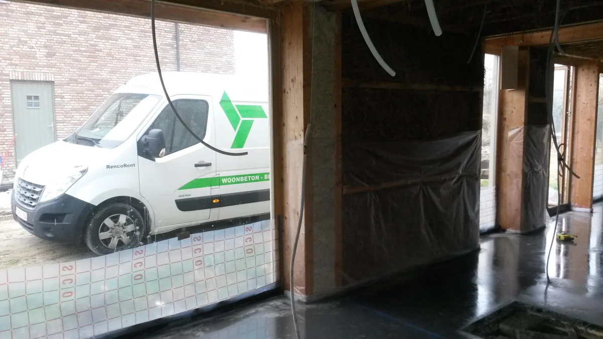 Verse betonvloer bij de buitendeur van de woning