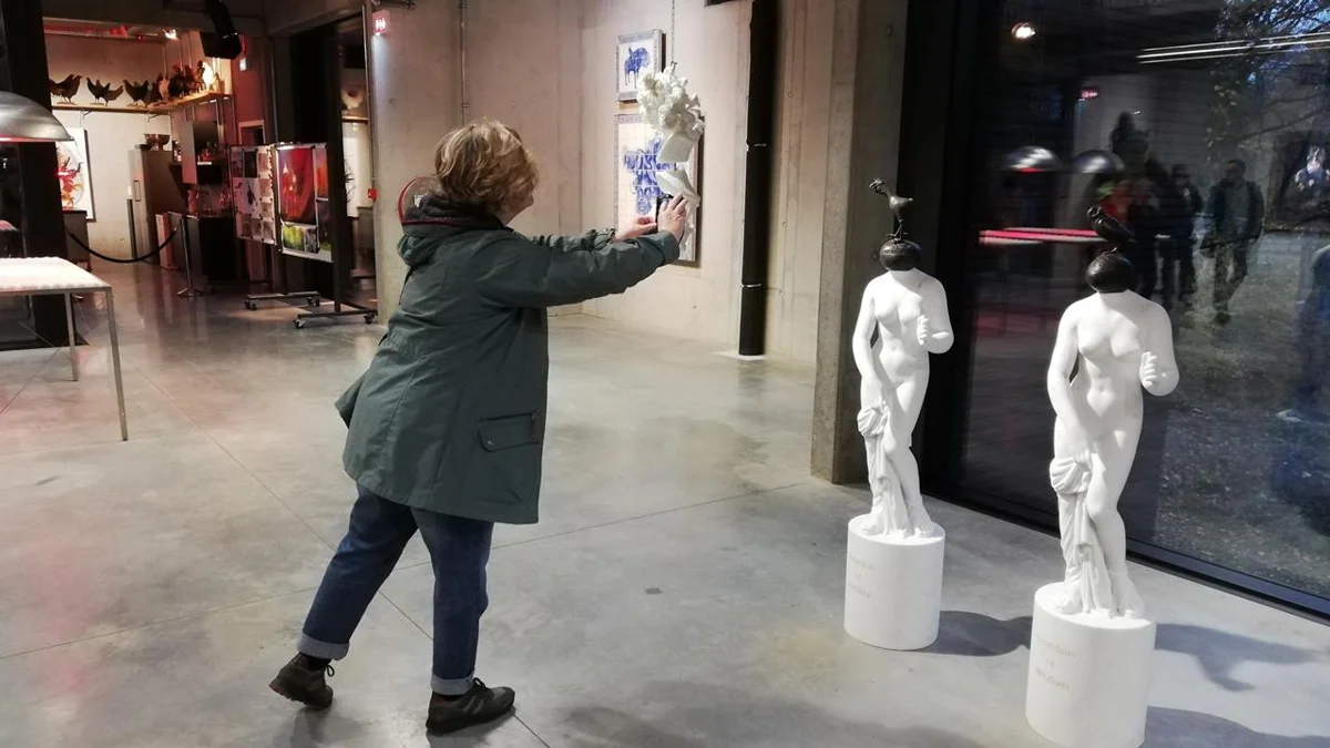 Betonvloer tussen kunstwerken en bezoekers bij LABIOMISTA