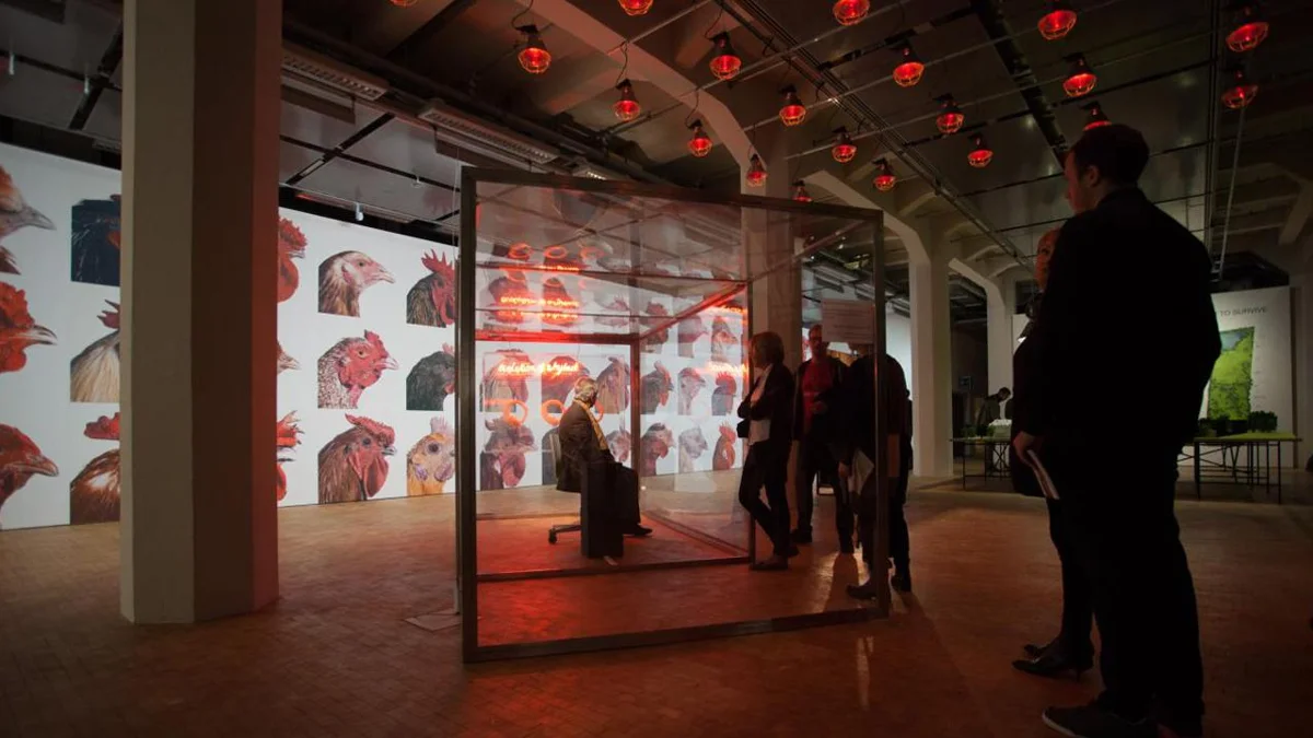 Zicht over de vloer langs kunstinstallaties bij LABIOMISTA