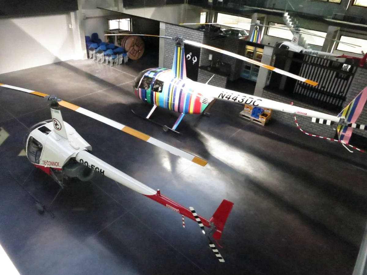 Zwarte hangaarvloer met helikopters vanuit de achterzijde