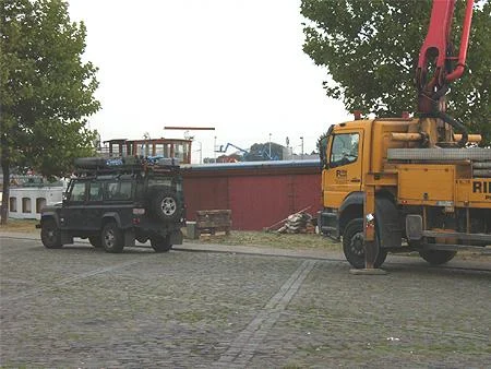 Opstelling van de betonpomp aan de kade bij de woonboot van Tom Waes