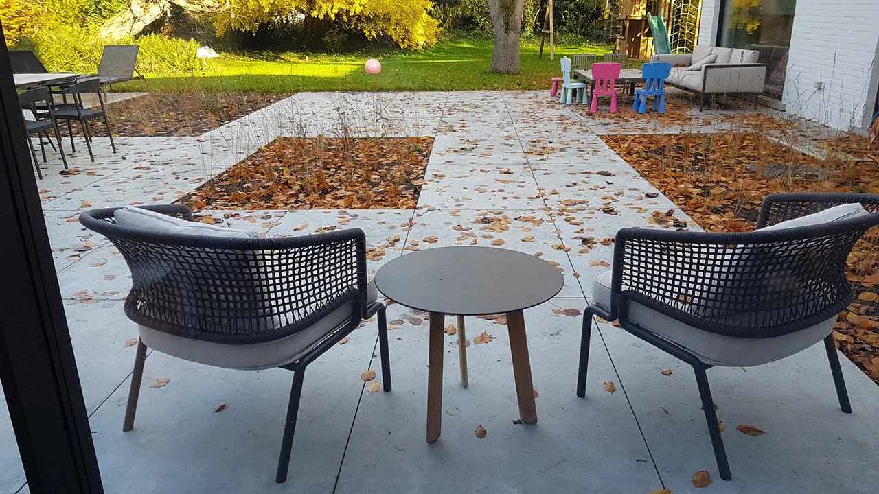 Het terras en de tuin gezien vanuit de woning in Leuven