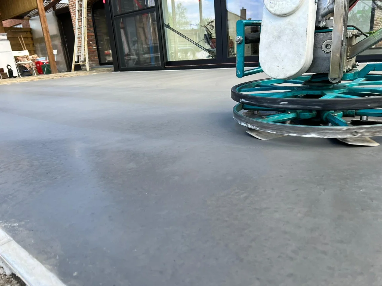 Detail van de poliermachine op het verse beton van een terras