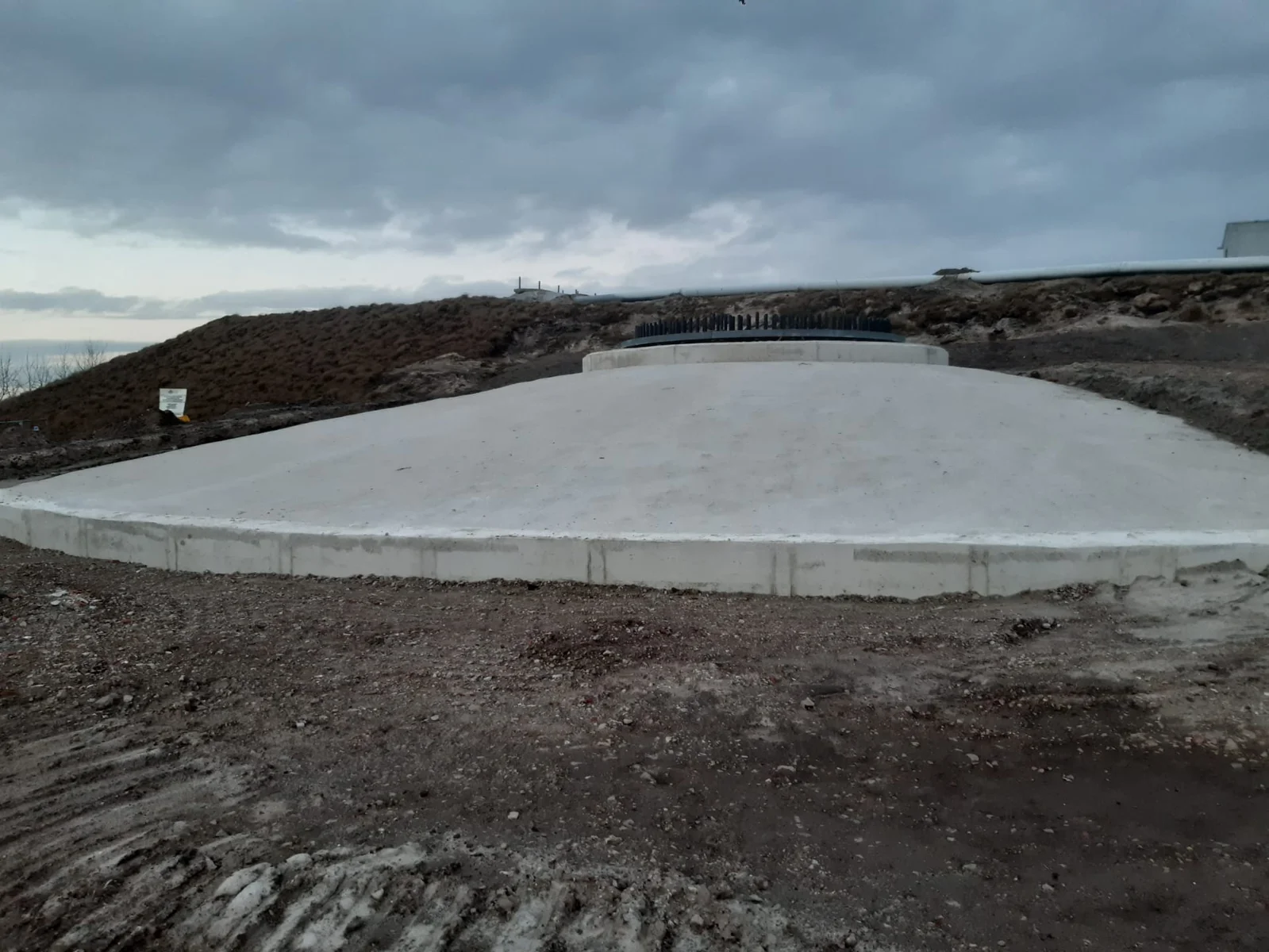 Afgewerkt betonoppervlak van een fundering op de werf