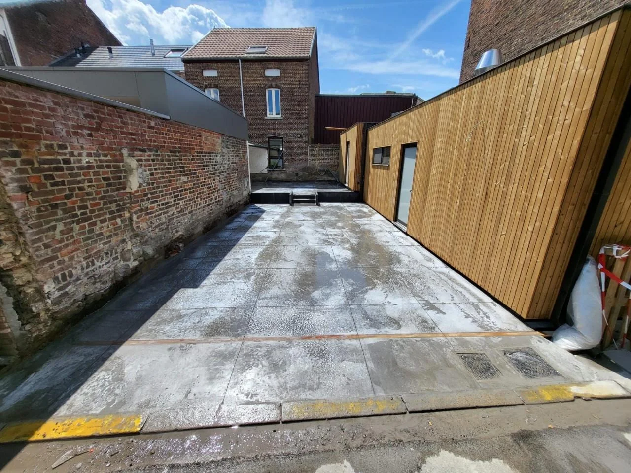 Betonterras bij De Cleyne Taefel in Zoutleeuw gezien vanaf de toegang tijdens de werken