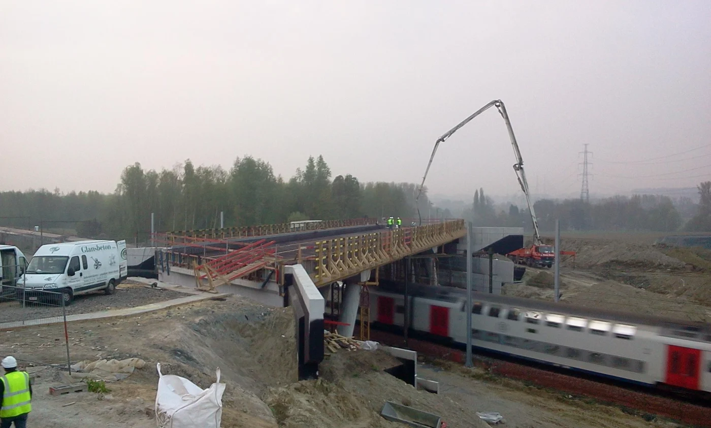 Betonpomp bij het brugdek boven de spoorlijn in Dilbeek