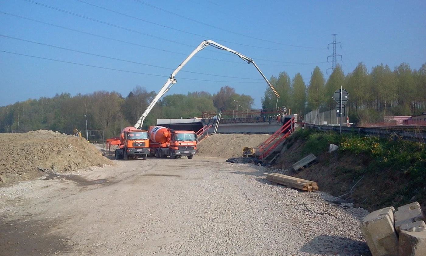 Betonmixer en pomp naast de brugwerken in Dilbeek