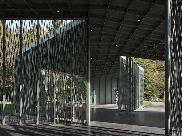 Het Huis in het Middelheimmuseum: zicht door het halfopen paviljoen
