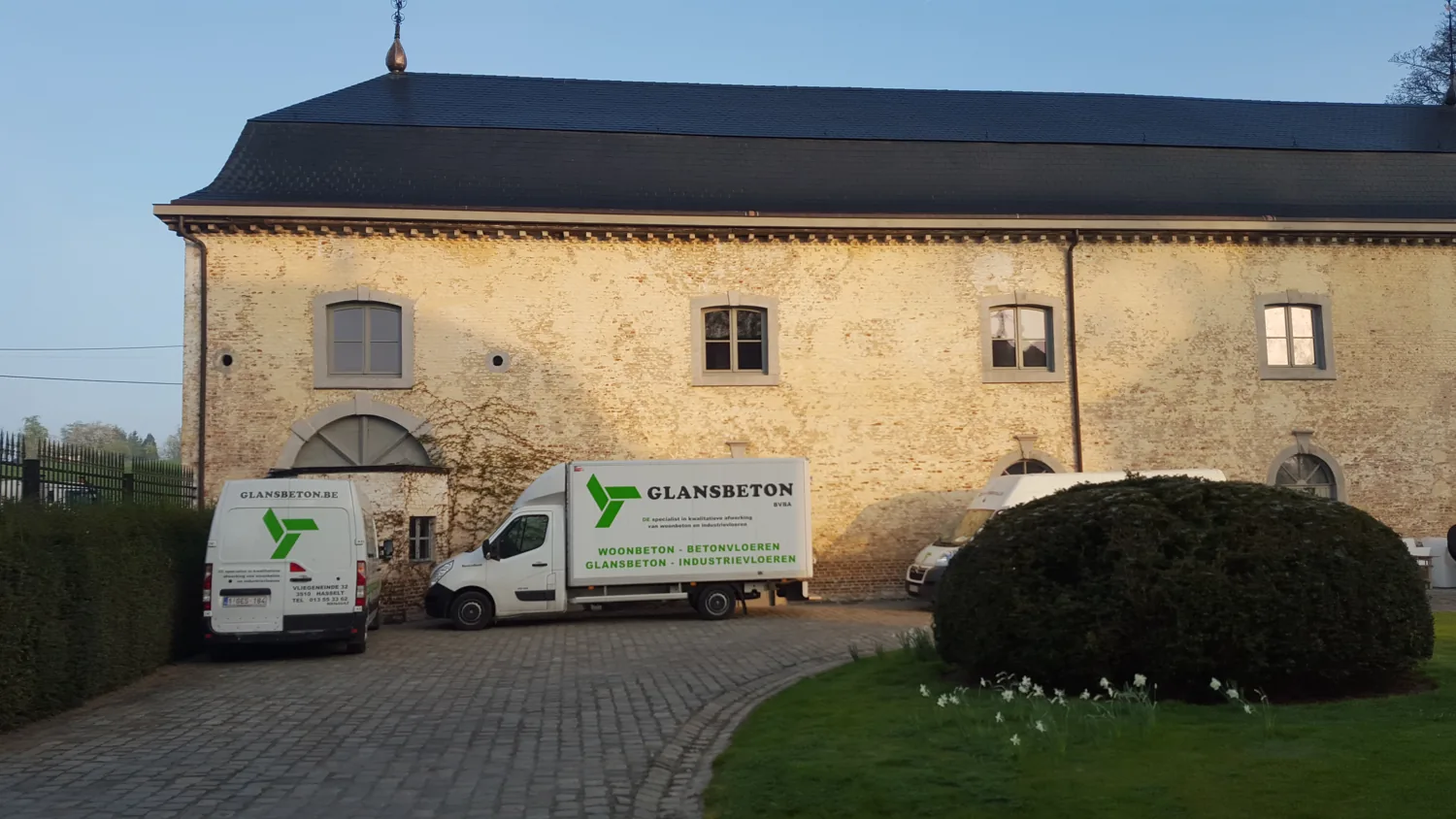 Voertuigen van Glansbeton bij de kasteelhoeve in Orsmaal