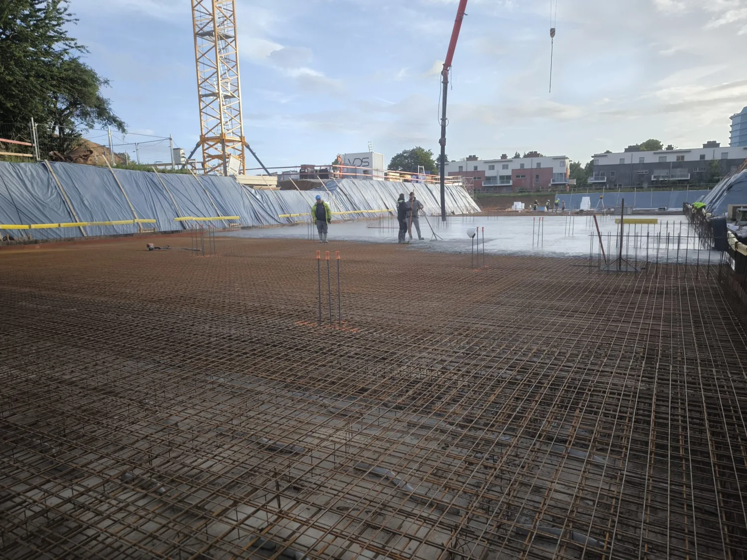 Betonstort op de grote keldervloer in Vilvoorde