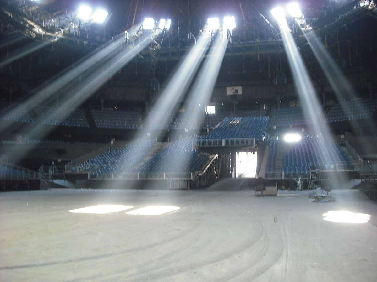 Zonlicht valt in de hal van het Sportpaleis tijdens de betonwerken in 2010.